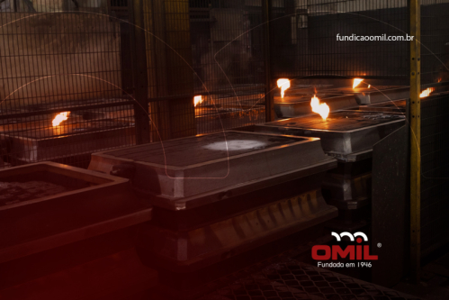 Como a simulação de enchimento e solidificação evita defeitos nas peças?